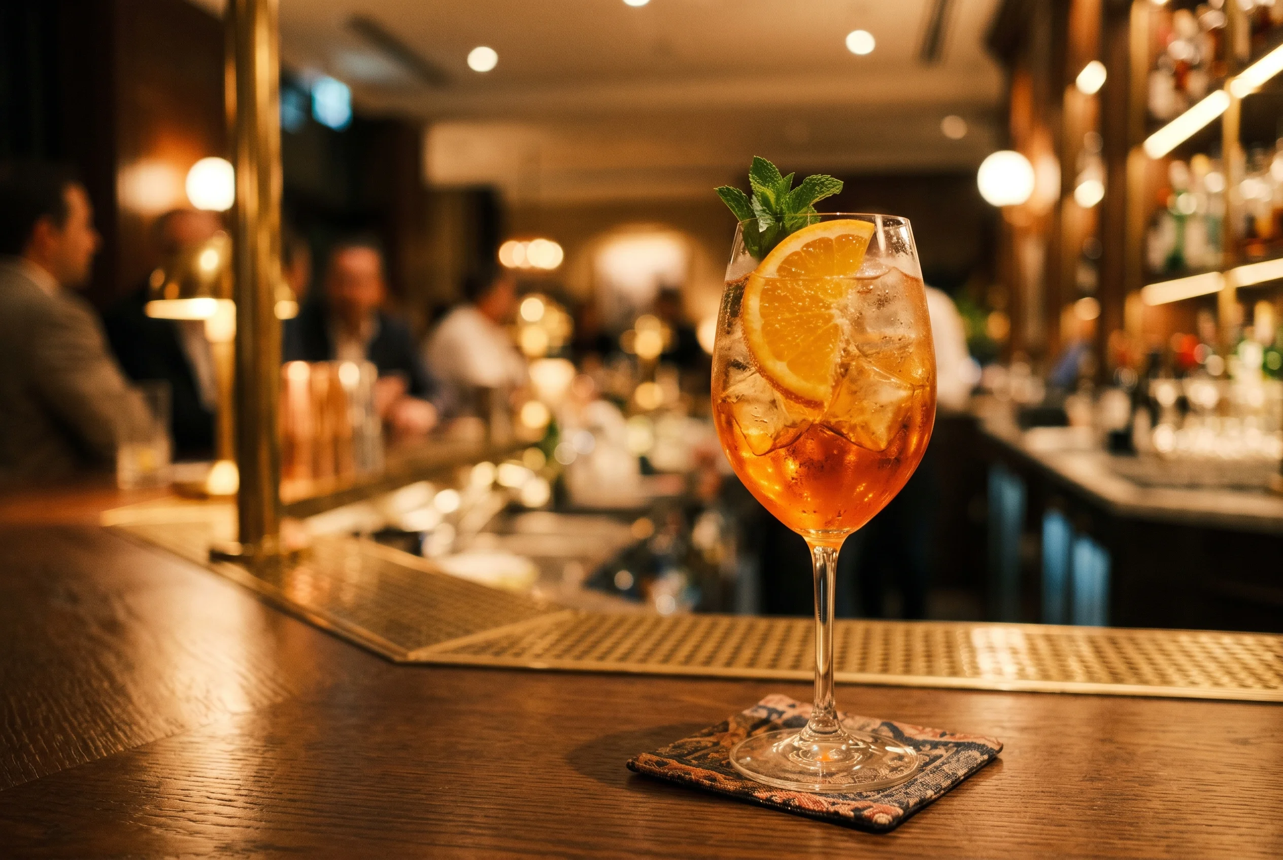 Lobby-Bar des relexa — Bar-Detail · Aperol-Spritz