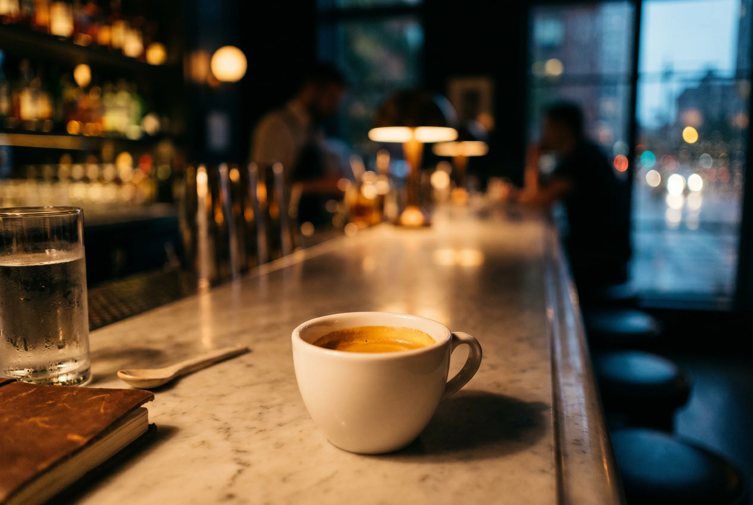 Lobby-Bar des relexa — Bar-Detail · Espresso-Tasse