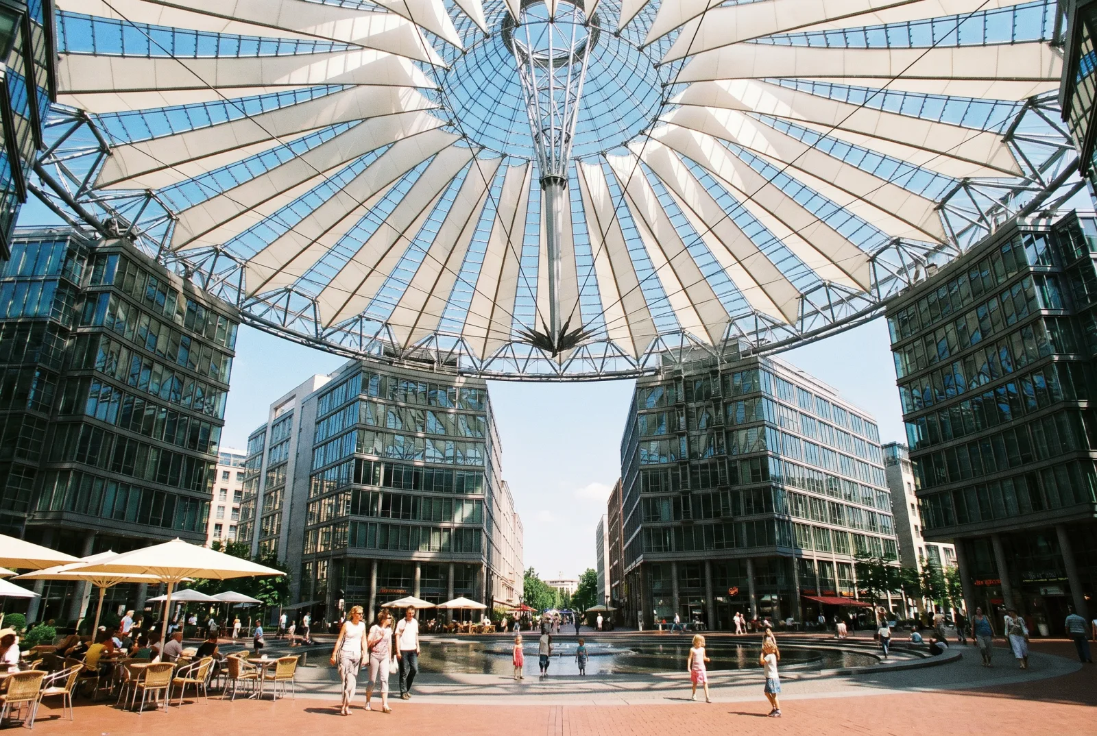 Potsdamer Platz — Glasarchitektur am Mittag