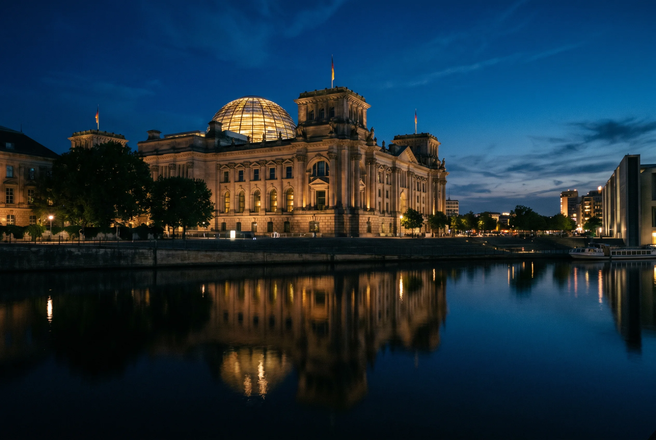 Reichstag & Spreebogen — Reichstag bei Nacht mit Spree