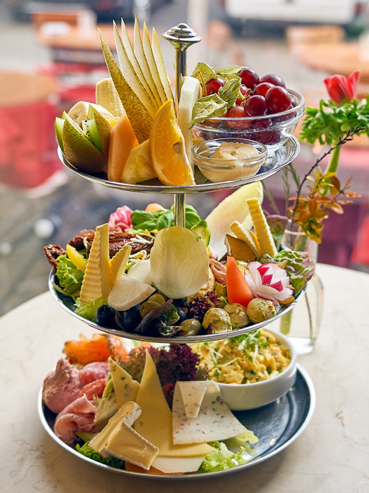 Café Anna Blume — Frühstückstisch · Hund daneben