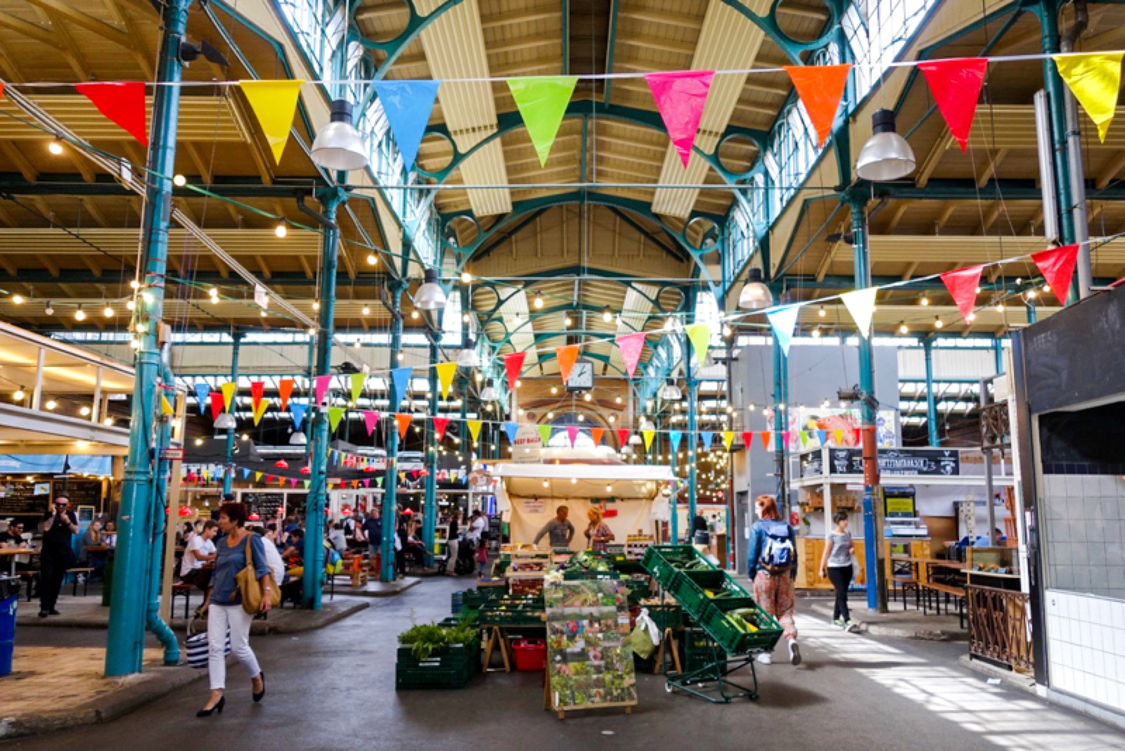 Markthalle Neun — Halle bei Tag · Stände