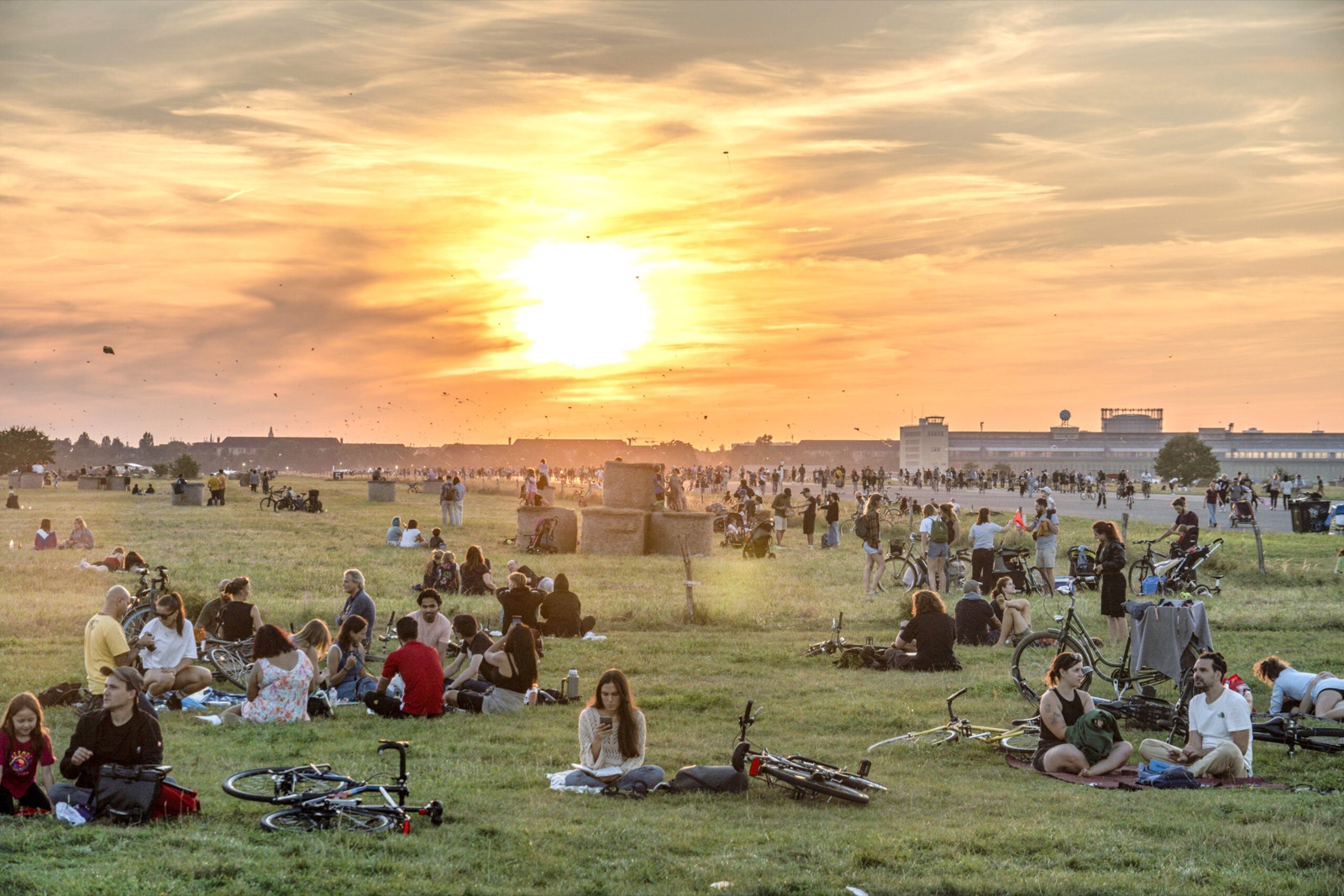 Tempelhofer Feld — Startbahn · Hund rennt · Weite