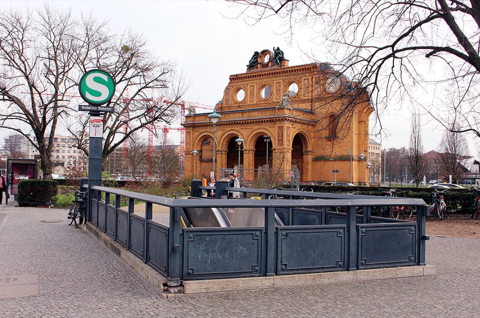 S-Bahnhof Anhalter Bahnhof mit historischer Bahnhofsruine im Hintergrund