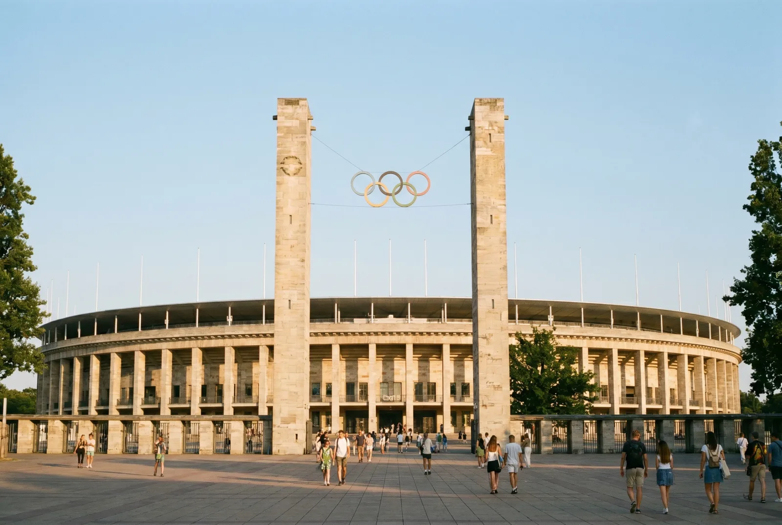 Olympiastadion Berlin bei Dämmerung, Fans auf dem Weg ins Stadion